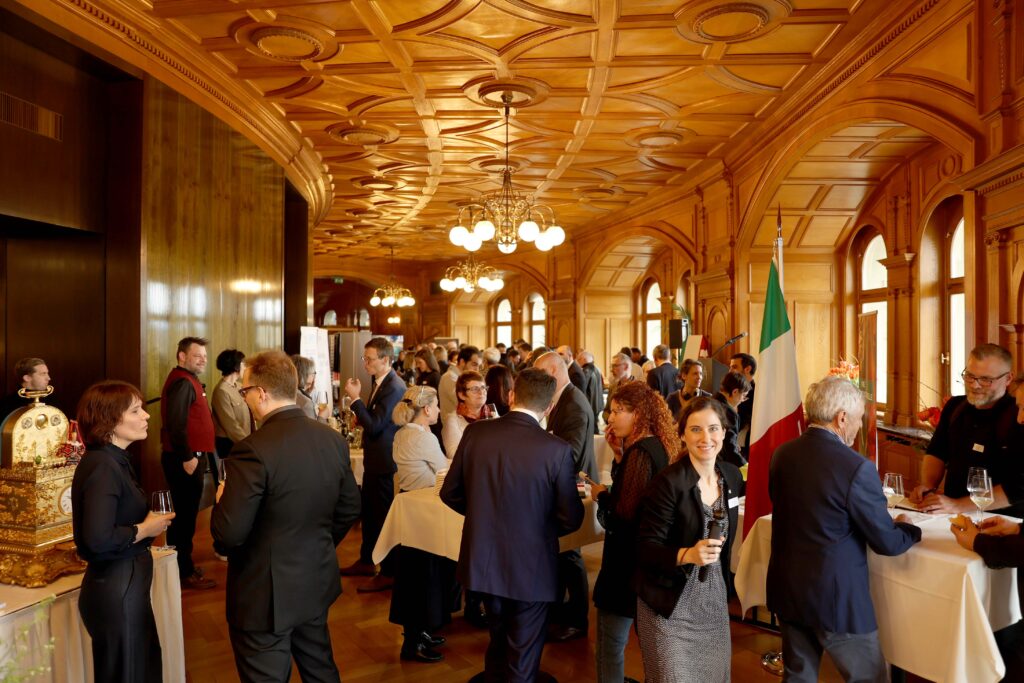 Les invité.e.s à l'apéritif dinatoire organisé par le Canton de Neuchâtel dans la Galerie des Alpes du Palais fédéral.